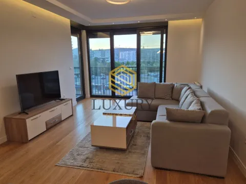 Prostrana dnevna soba sa garniturom i TV komodom. - image 2