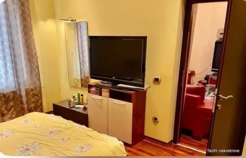 Spavaća soba sa krevetom i televizorom. - image 16