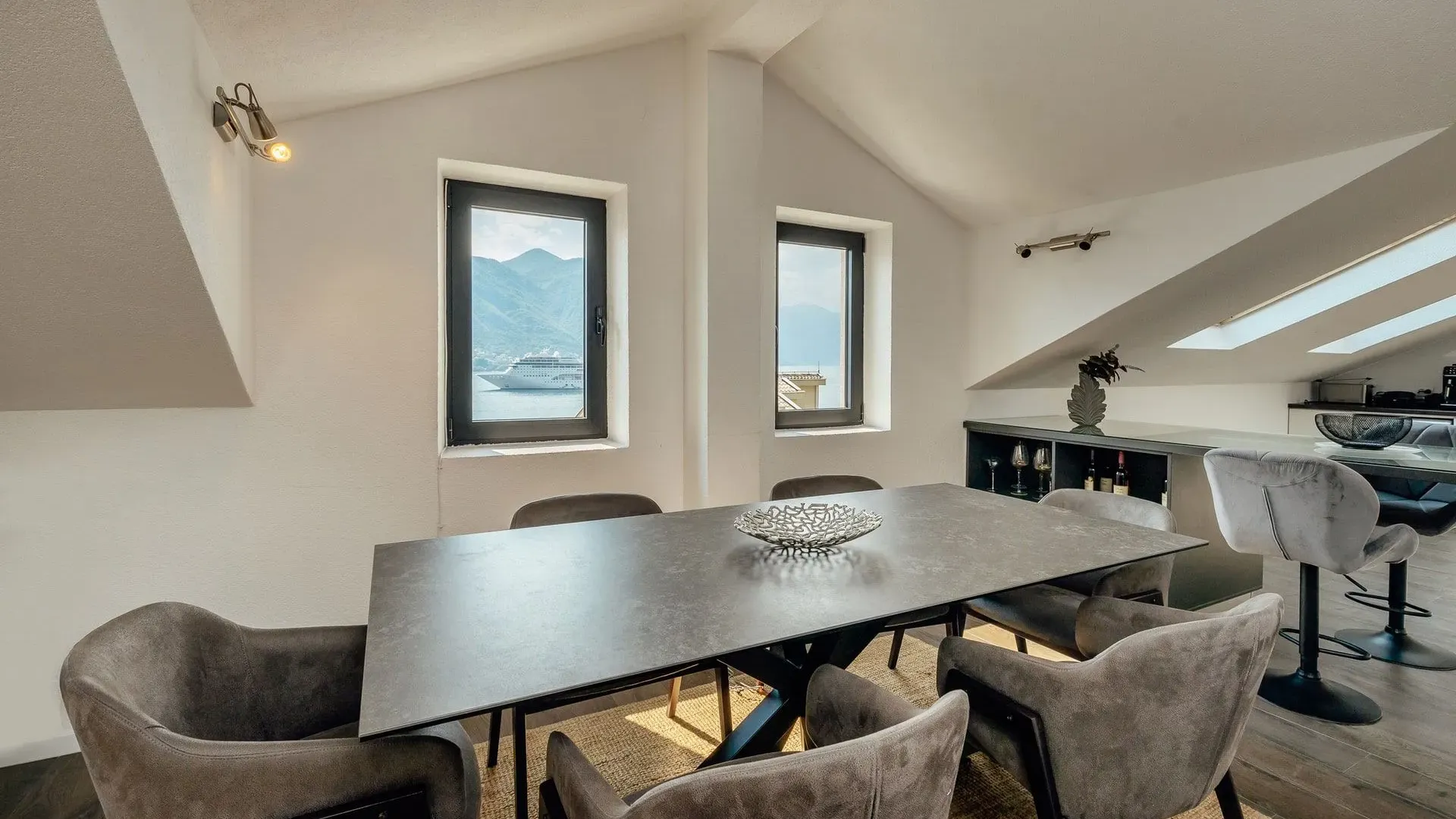 Sale, two bedroom apartment, 82m², Dobrota, Kotor