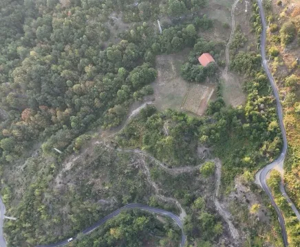 Pogled iz vazduha na plac sa kućom i okruženjem u prirodi. - image 6