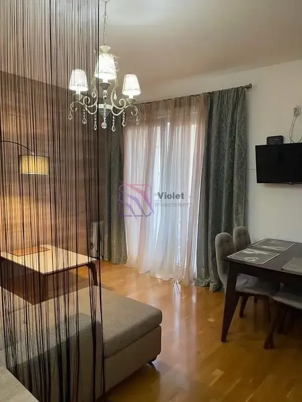 Dnevni boravak sa trpezarijom i garniturom.