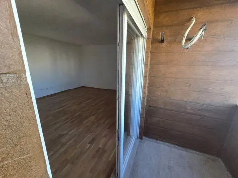 Pogled sa terase na praznu sobu sa drvenim podom. - image 13