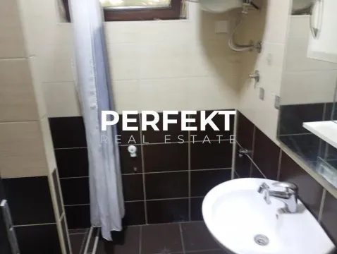 Manje kupatilo sa tuš kabinom i umivaonikom. - image 7