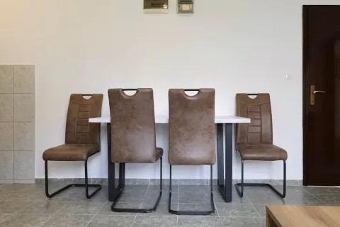 Trpezarijski sto sa četiri smeđe stolice u modernom enterijeru. - image 5
