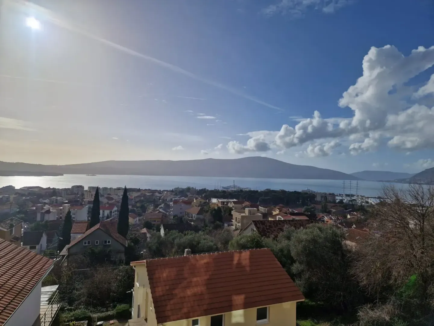 Pogled na grad, more i okolne planine sa terase.