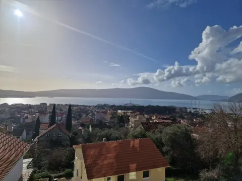 Pogled na grad, more i okolne planine sa terase. - image 11
