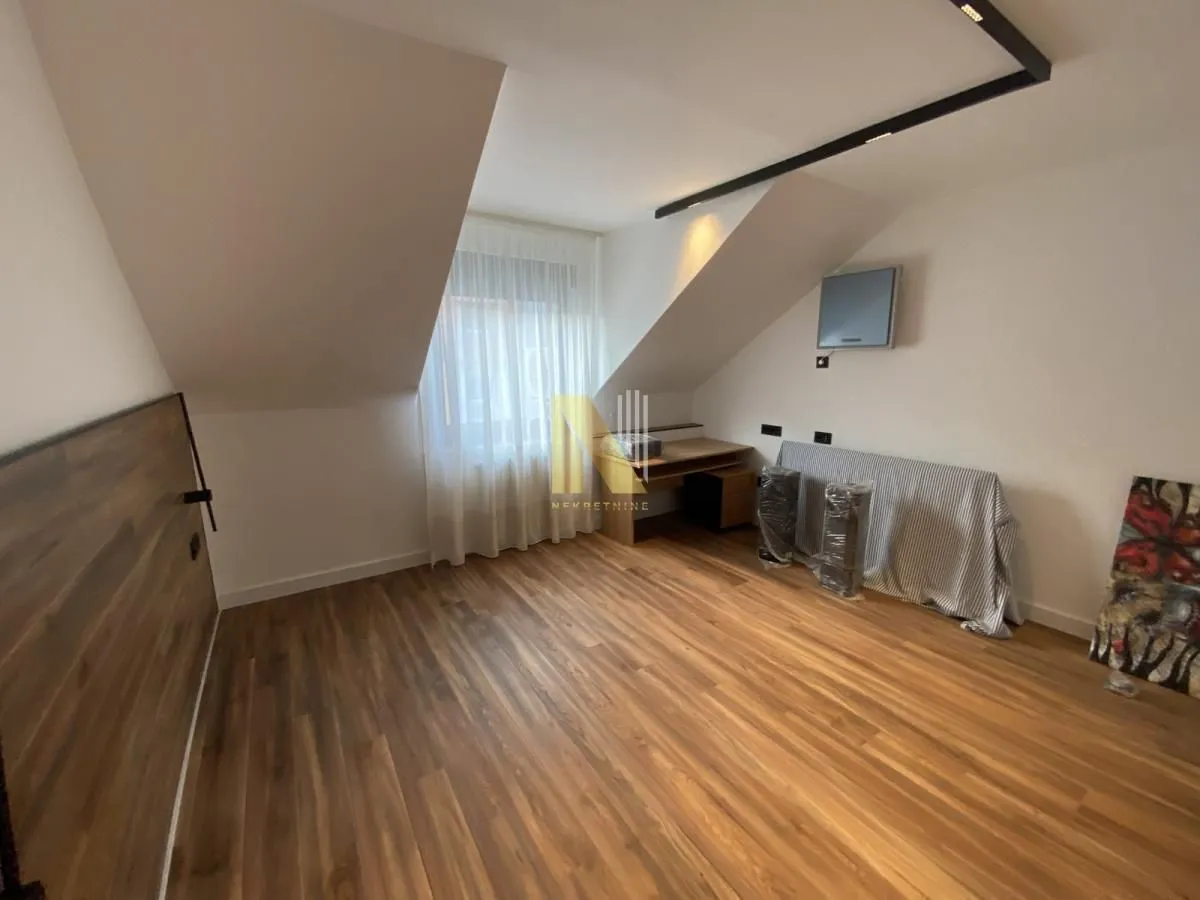Prodaja, četvorosoban stan, 119m², Centar, Novi Sad
