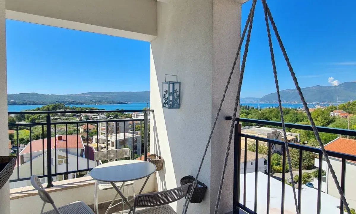 Izdavanje, stan, 47m², Tivat, Crna Gora