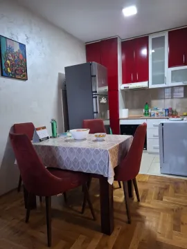 Trpezarija sa trpezarijskim stolom i stolicama, u nastavku kuhinja. - image 4