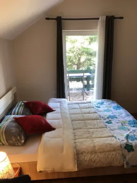 Svijetla spavaća soba sa bračnim krevetom i izlazom na balkon. - image 31