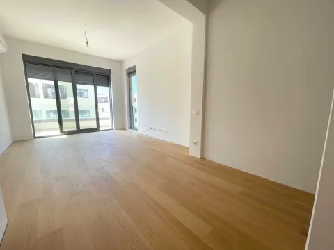 Prazna svijetla prostorija sa parketom i velikim staklenim površinama. - image 9