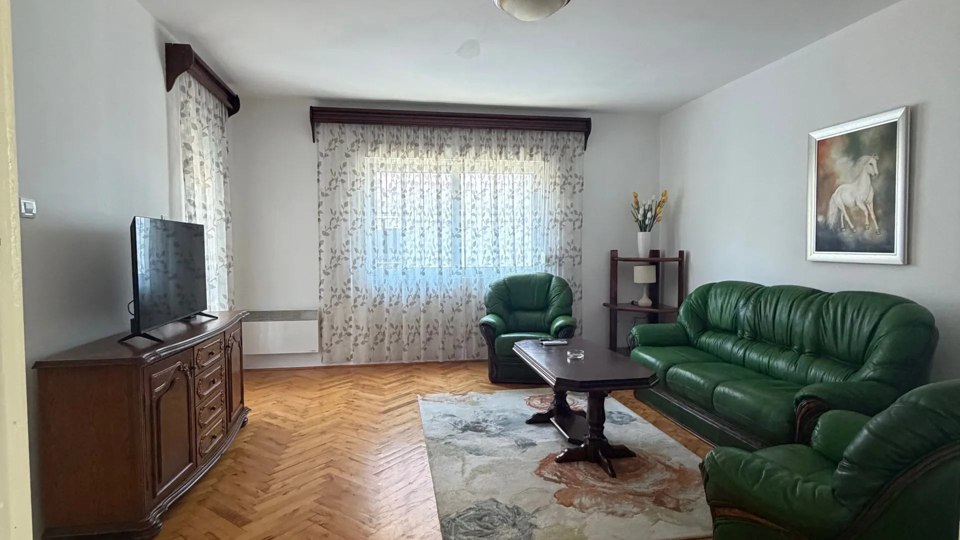 Izdavanje, trosoban stan, 170m², Zlatica, Podgorica
