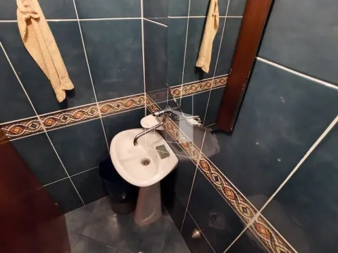 Manje kupatilo sa umivaonikom i plavim pločicama. - image 19
