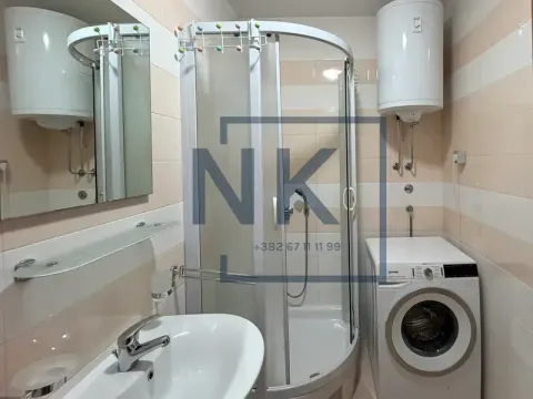 Kupatilo sa tuš kabinom, umivaonikom i veš mašinom. - image 4