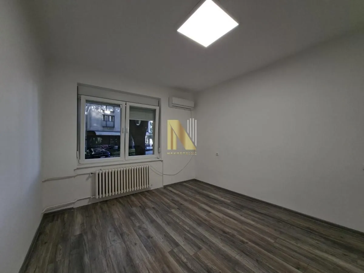 Prazna neopremljena soba sa prozorom i klima uređajem.