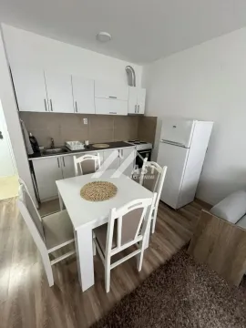 Manja kuhinja sa trpezarijskim stolom i frižiderom. - image 4