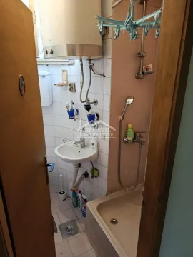 Manje kupatilo sa umivaonikom, tuš kadom i bojlerom. - image 7