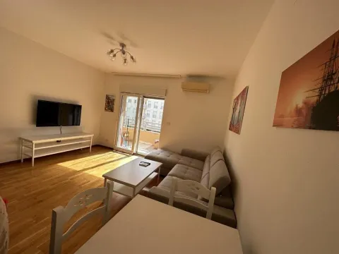 Dnevna soba sa garniturom, TV-om i izlazom na terasu. - image 19