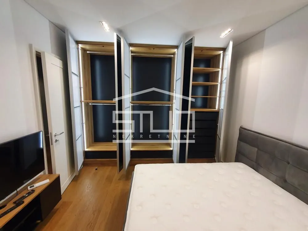 Izdavanje, trosoban stan, 88m², Savski Trg, Beograd