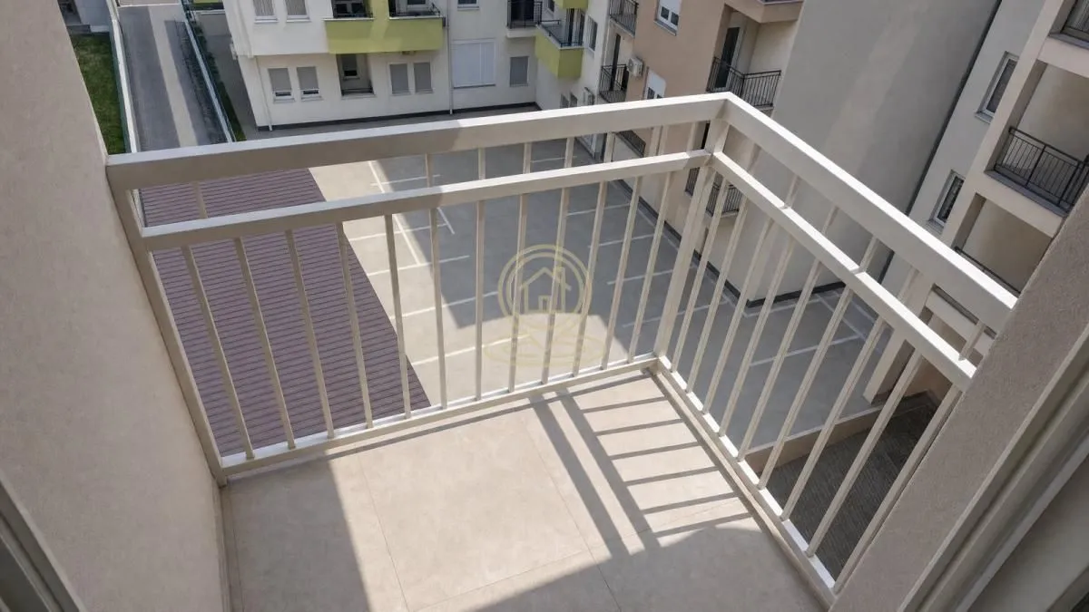 Pogled sa balkona na dvorište i okolne zgrade.