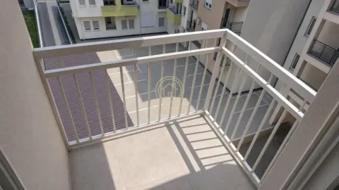 Pogled sa balkona na dvorište i okolne zgrade. - image 12