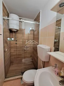 Manje kupatilo sa tuš kabinom, umivaonikom i wc šoljom. - image 6