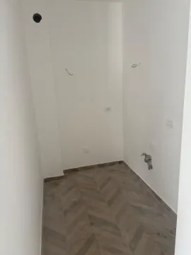 Manja prostorija sa priključcima za kuhinju i popločanim podom. - image 4