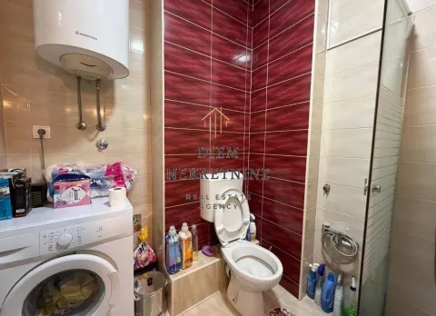 Manje uredno kupatilo sa veš mašinom, WC šoljom i tuš kabinom. - image 11