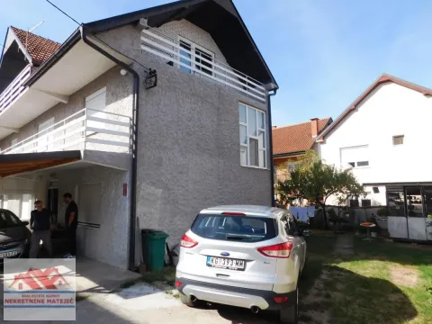 Pogled na dvorište i spoljašnjost kuće sa parkiranim automobilom. - image 3