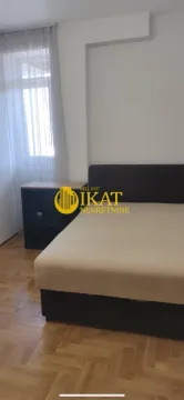 Spavaća soba sa bračnim krevetom i noćnim stočićem. - image 8