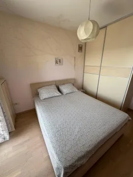 Namještena spavaća soba sa bračnim krevetom, plakarom i dekorativnim tapetama. - image 17