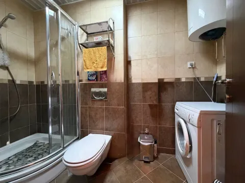 Manje kupatilo sa tuš kabinom, WC šoljom i veš mašinom. - image 8