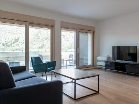 Izdavanje, stan, 136m², Kotor, Crna Gora - image 1