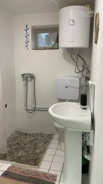 Manje kupatilo sa umivaonikom, WC šoljom, tuš prostorom i bojlerom. - image 11