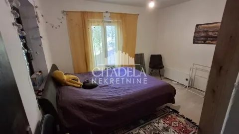 Nameštena spavaća soba sa bračnim krevetom i prozorom. - image 9
