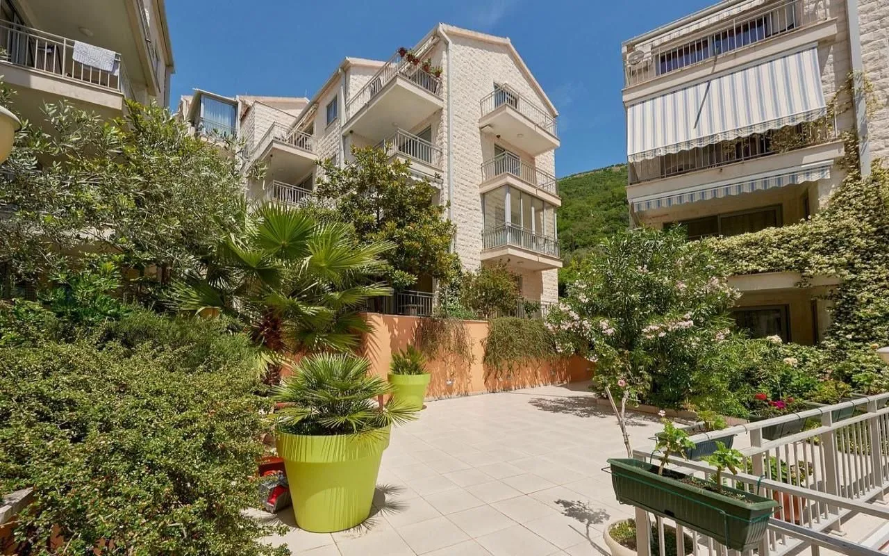Sale, one bedroom apartment, 68m², Petrovac, Budva