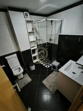 Kupatilo opremljeno tuš kabinom, umivaonikom i toaletom. - image 5
