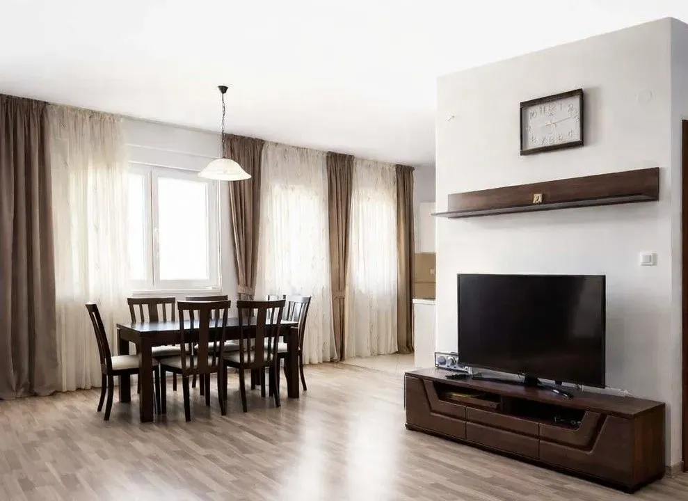 Izdavanje, trosoban stan, 101m², Centar, Bar