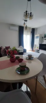 Dnevni boravak sa trpezarijskim stolom u prvom planu. - image 6
