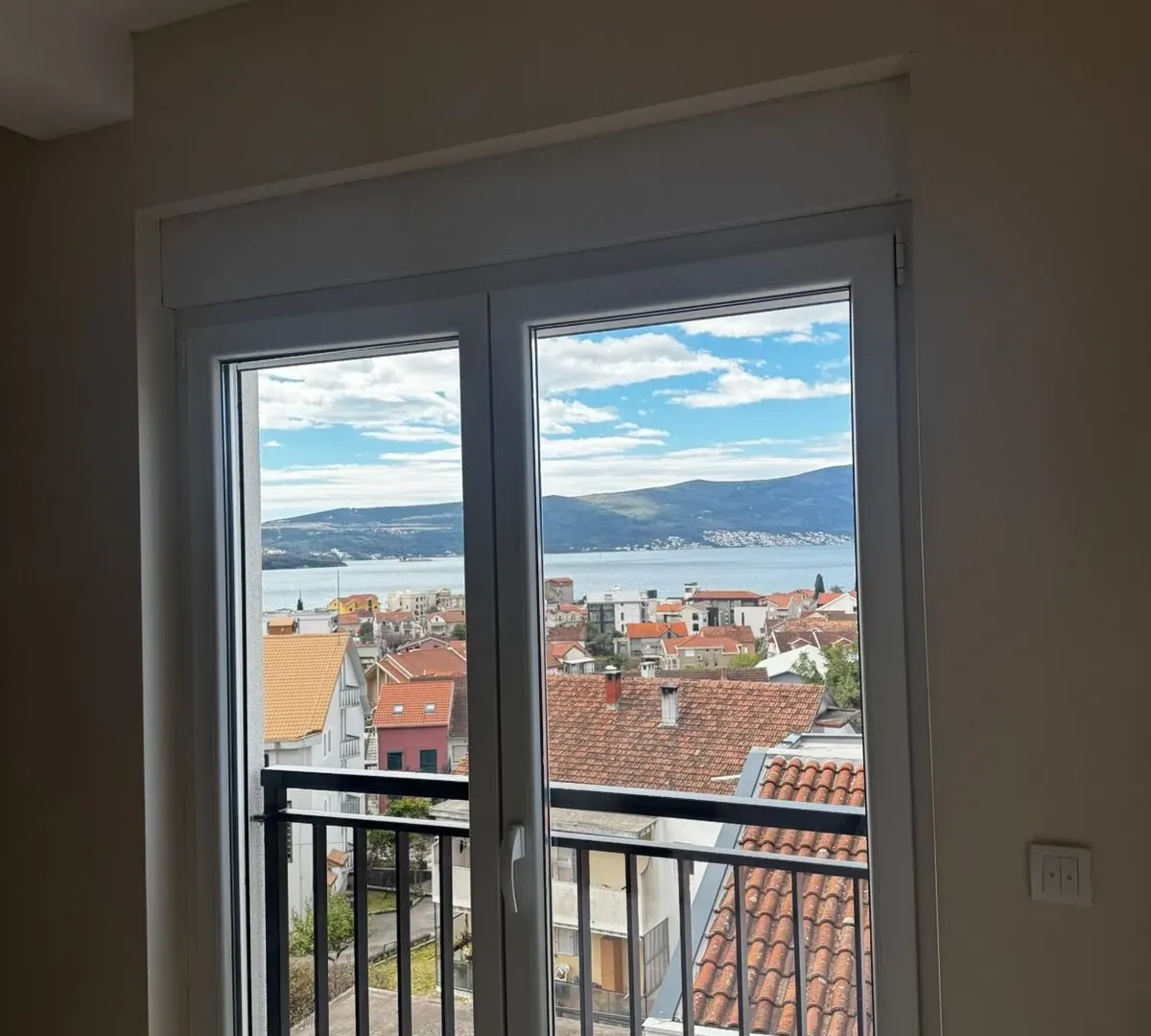 Izdavanje, jednosoban stan, 50m², Kalimanj, Tivat