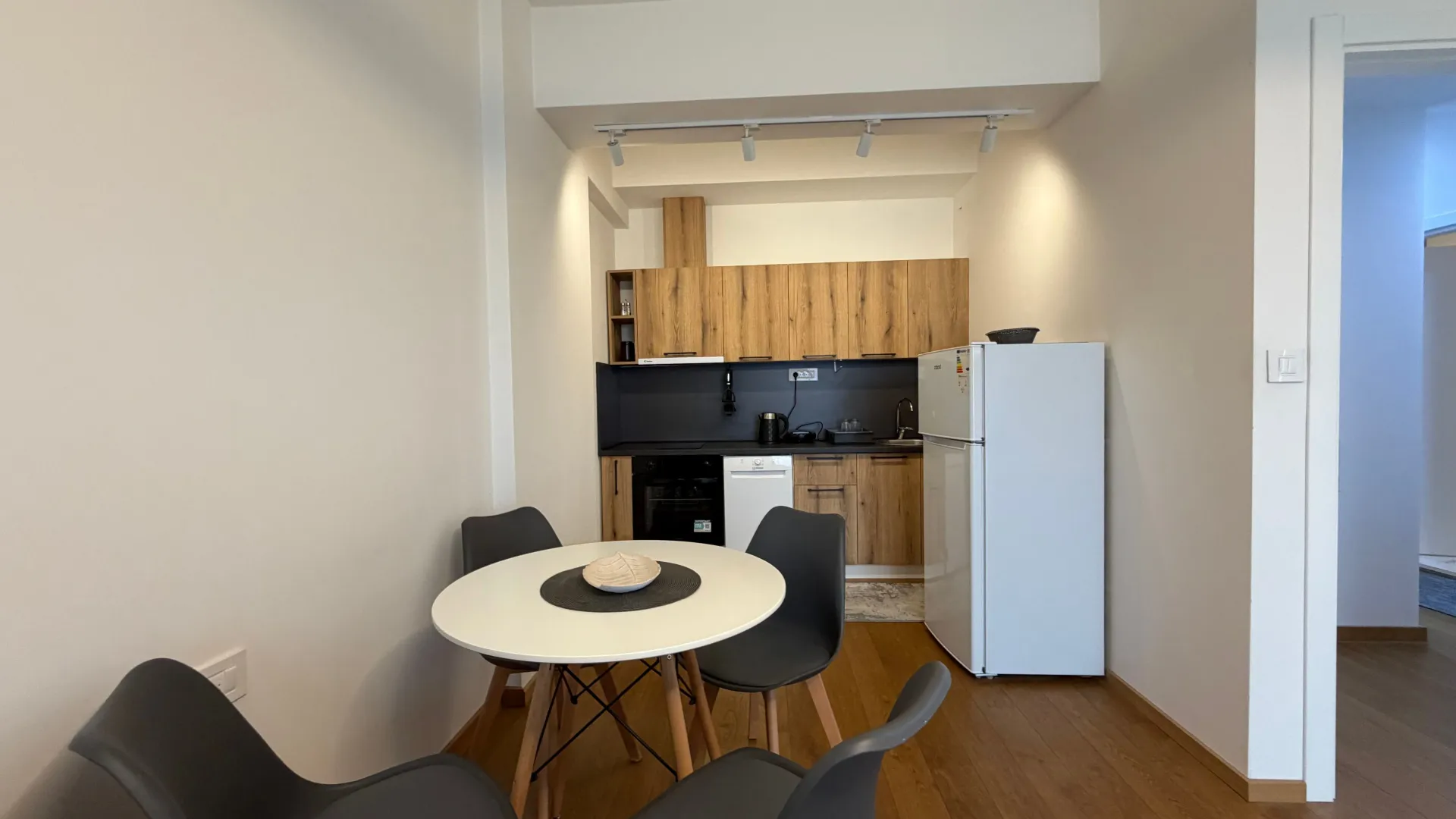 Izdavanje, jednosoban stan, 56m², Centar, Podgorica