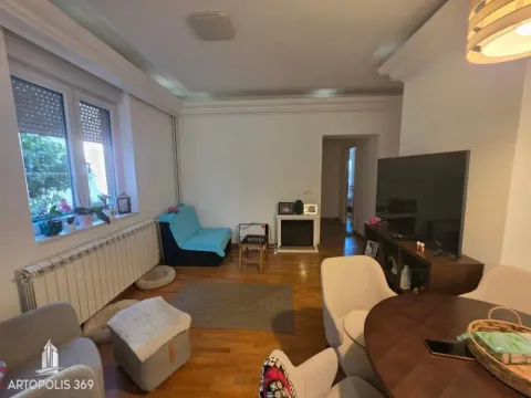 Dnevna soba sa garniturom, televizorom i trpezarijskim stolom. - image 6