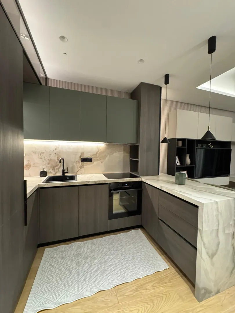 Modern kitchen with built-in units and a breakfast bar.