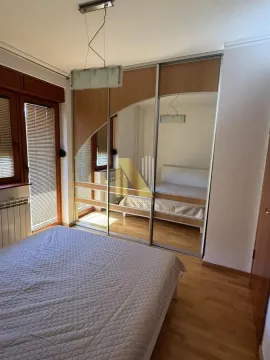 Spavaća soba sa bračnim krevetom i velikim plakarom sa ogledalom. - image 7