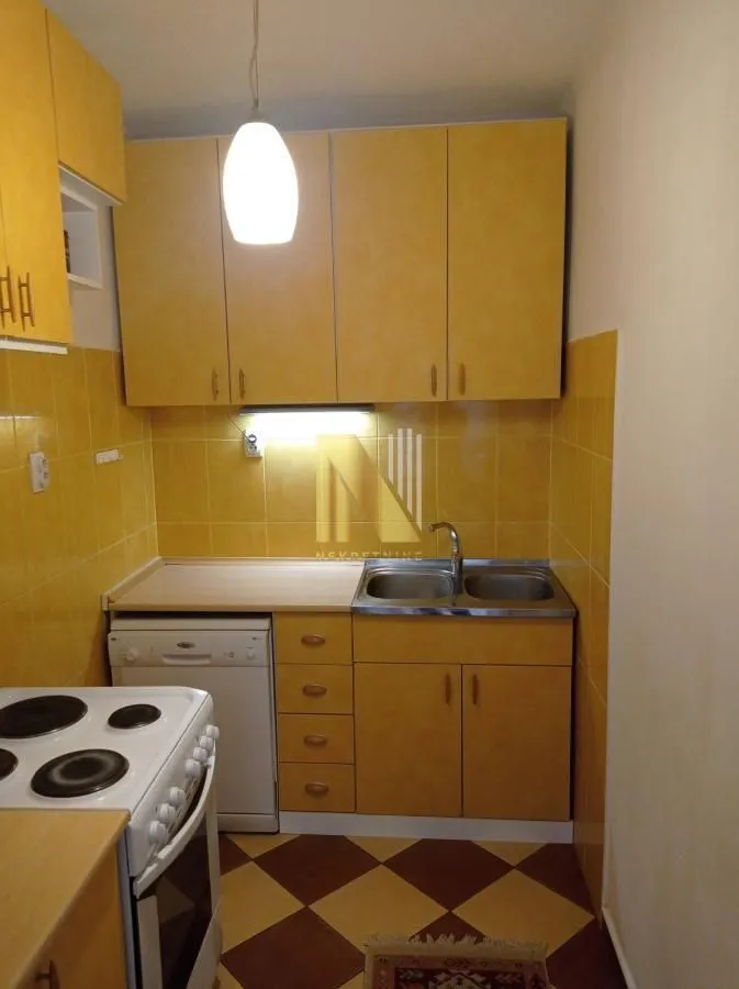Izdavanje, trosoban stan, 82m², Centar, Novi Sad