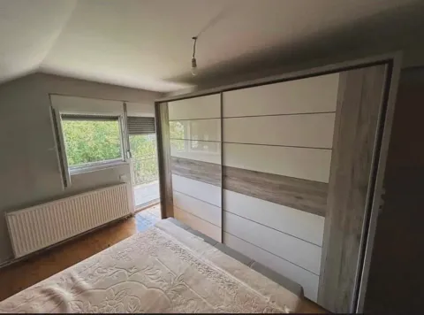Spavaća soba sa velikim garderoberom, krevetom i izlazom na terasu. - image 4