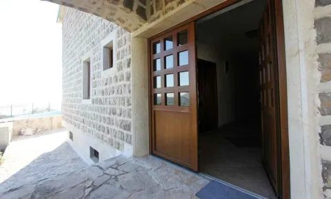 Ulaz u tradicionalnu kamenu kuću sa drvenim vratima. - image 5