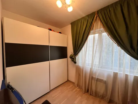 Spavaća soba sa velikim plakarom i prozorom sa zavjesama. - image 7