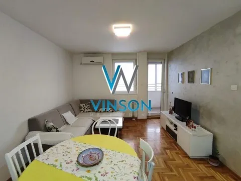 Dnevna soba sa garniturom, televizorom i trpezarijskim stolom. - image 5
