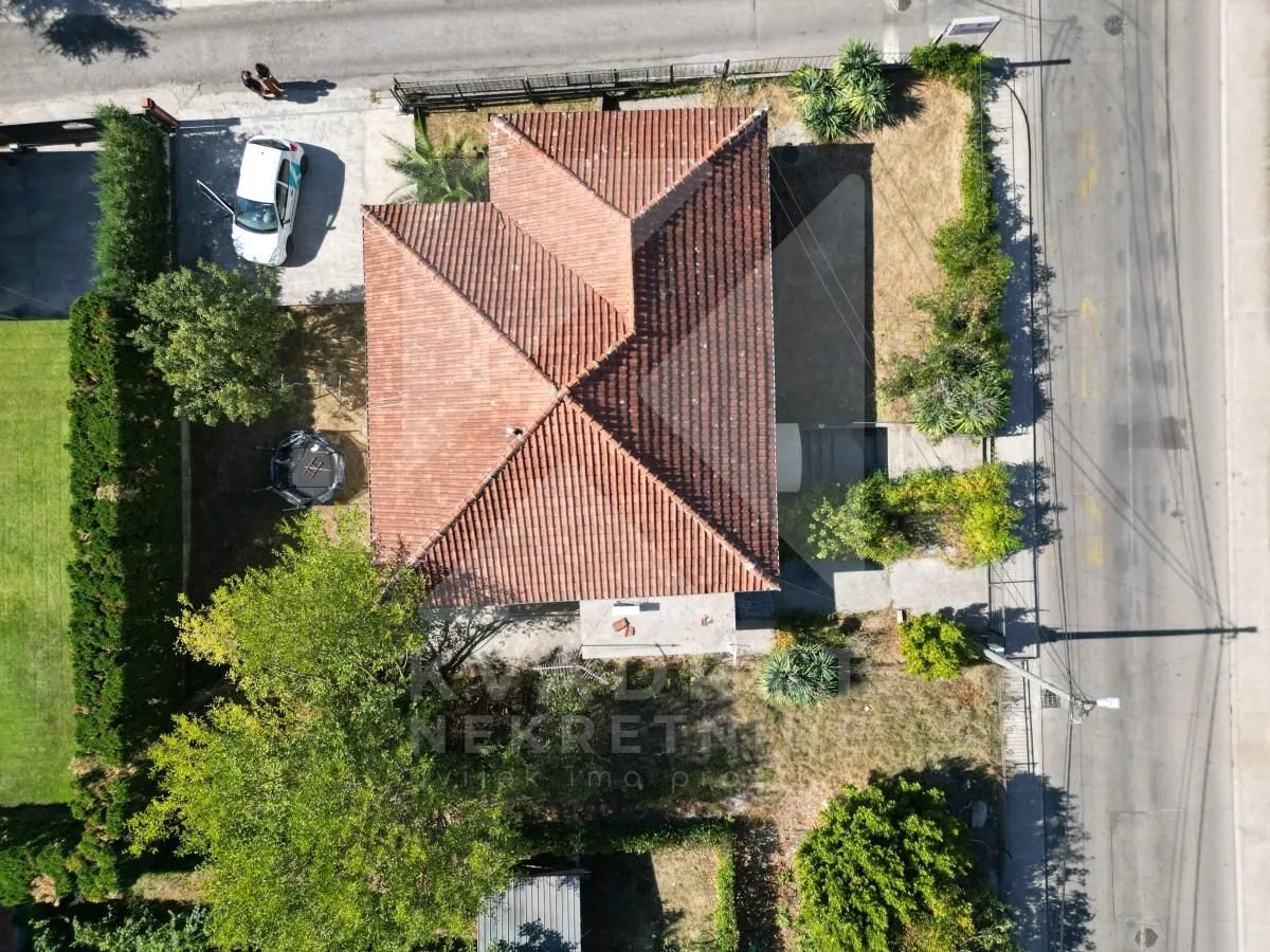 Pogled iz vazduha na kuću sa dvoriijem i krovom pokrivenim crijepom.